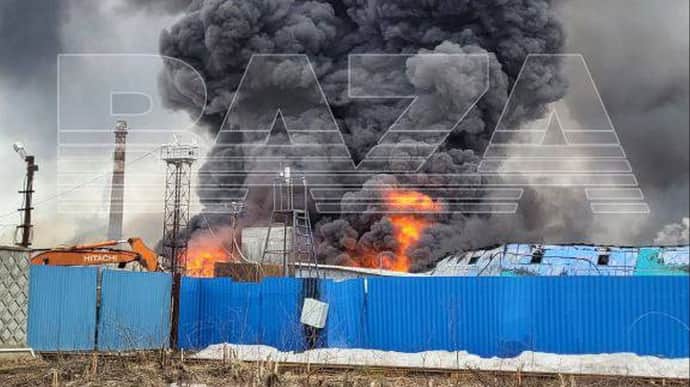 Под Петербургом масштабный пожар, закрывали аэропорт, власти заявили о беспилотнике