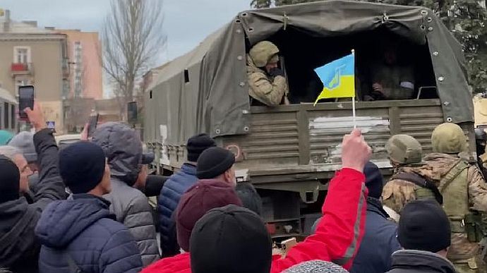 В оккупированном Бердянске горожане прогнали технику РФ и оставили украинские флаги
