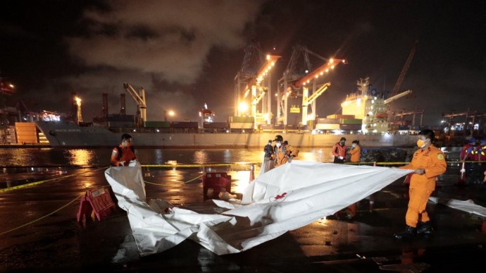 В Индонезии нашли обломки самолета Sriwajaya Air и останки тел