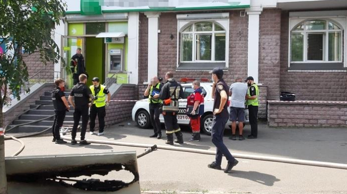 Пограбування банку в Києві: поліція показала відео затримання зловмисниці