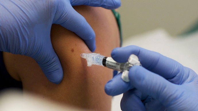 Эксперты испытывают смешивания вакцин при прививках против COVID