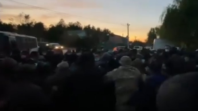 В полиции рассказали, как разнимали митингующих под домом Порошенко