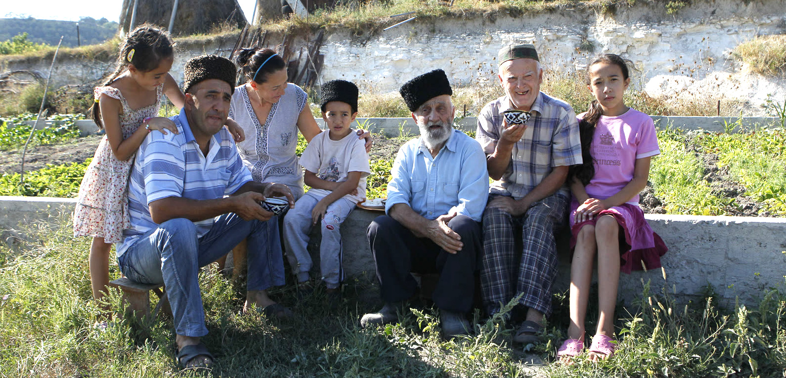 Осман (слева) на историческую родину приехал из Узбекистана в 1991 году.   Сейчас живет в селе Приятное Свидание под Симферополем со своей большой семьей: женой, тремя детьми; отцом и дядей — жертвами депортации 1944 года.