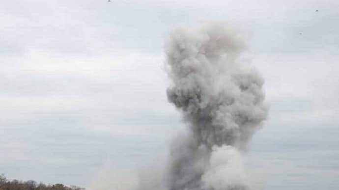 Росіяни скинули вибухівку біля гумштабу в Бериславі: є поранений