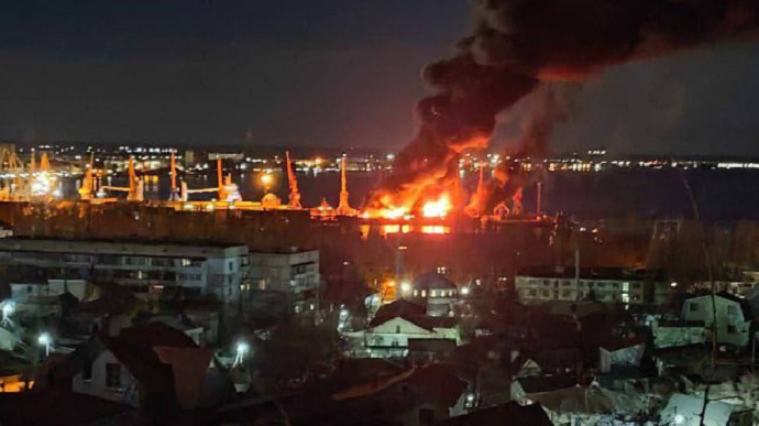 В окупованій Феодосії пролунали потужні вибухи, виникла пожежа в порту