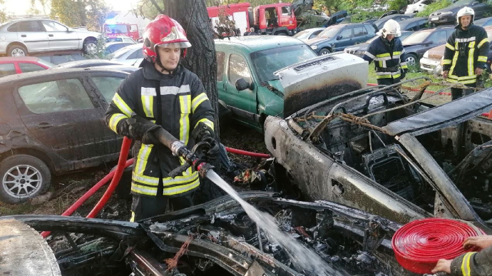 На левом берегу Киева горели 7 автомобилей: дым видели с противоположного берега