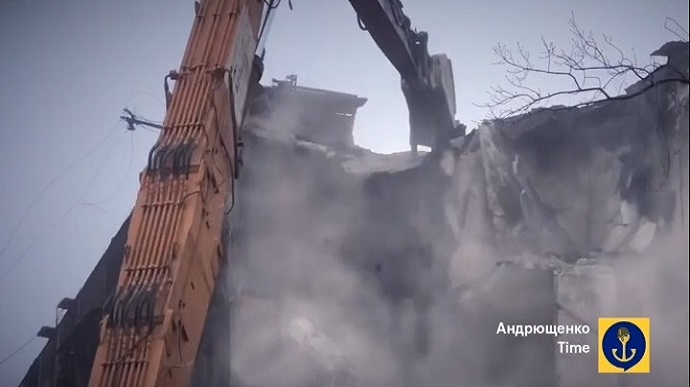 Russian occupiers demolish a boulevard in central Mariupol