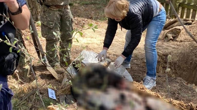 Київщина: знайшли тіла двох чоловіків, яких окупанти убили і переїхали танком 