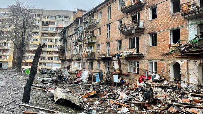 Missile attack on city of Vyshhorod kills 5 people, Ukrainian authorities share photos of aftermath