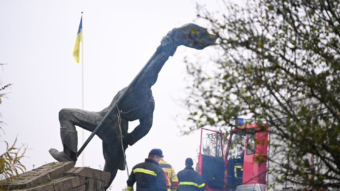 В Ужгороді повалили пам’ятник радянському солдату 