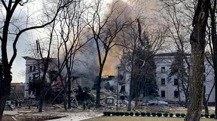 Mariupol: invaders clear rubble of “Drama Theatre”,  bodies of the dead taken out and dumped in a trench