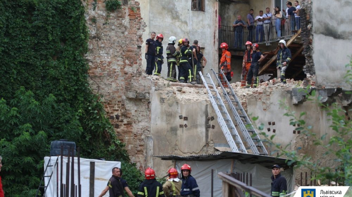 У Львові обвалилася стіна будинку, під завалами знайшли тіло