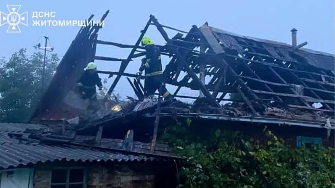 На Житомирщині уламки дрона впали на будинок: спалахнула пожежа, є постраждала