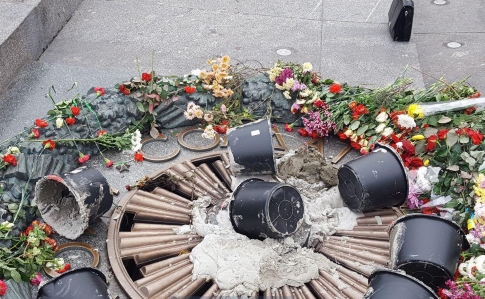 У Києві залили цементом Вічний вогонь – довелося його розібрати 