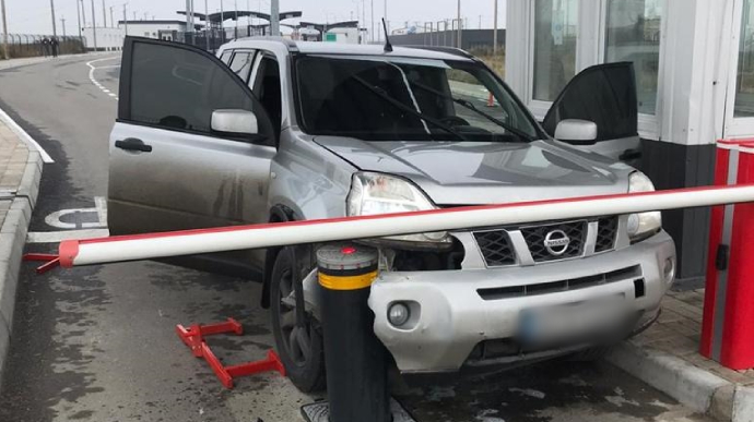 Неадекватный водитель прорывался в оккупированный Крым и разбил внедорожник – ГПСУ