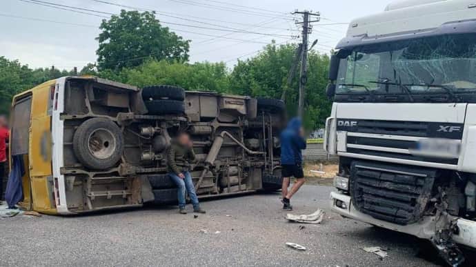 В Винницкой области столкнулись автобус и грузовик: 11 человек пострадали