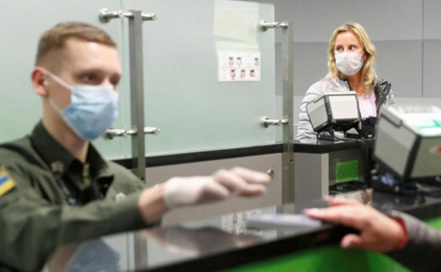 Митника, який перевіряв українця з коронавірусом, ізолювали на 2 тижні