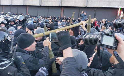 Силовики очистили вулицю Грушевського від мітингувальників 