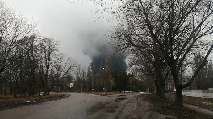 Ворожі війська обстріляли нафтобазу в Чернігові, горить резервуар з дизпаливом