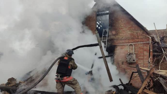 Обстріли Нікопольщини: двоє поранених, пошкоджено понад 30 будинків