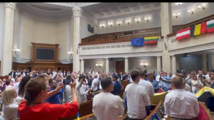 Original 1991 Ukrainian flag brought into Ukrainian parliament