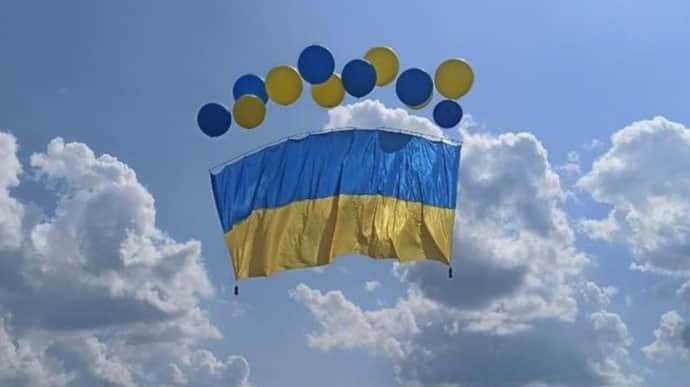 В небе над Донецком взвился флаг Украины, который запустили защитники