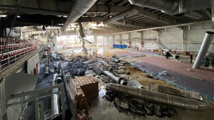 Появились снимки разрушенной российским ударом Ледовой арены в Дружковке