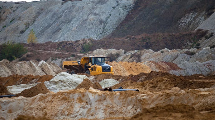 Russians plunder mineral resources in Donetsk Oblast, issuing licences for mining 