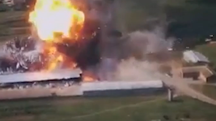 Raging fire: Ukrainian Armed Forces’ artillery destroys Russian warehouse with Grads