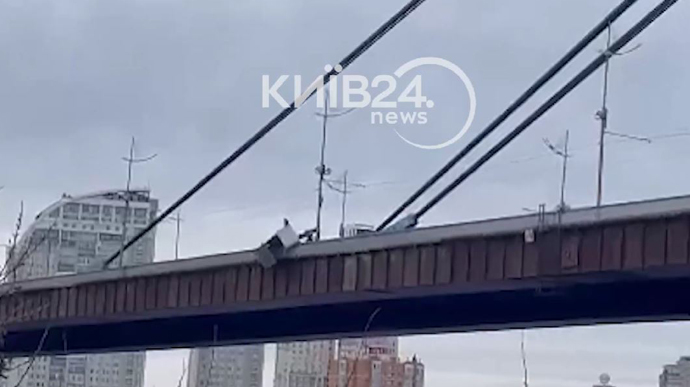 У Києві з автомобіля на Північному мосту шубовснув у воду залізний гараж
