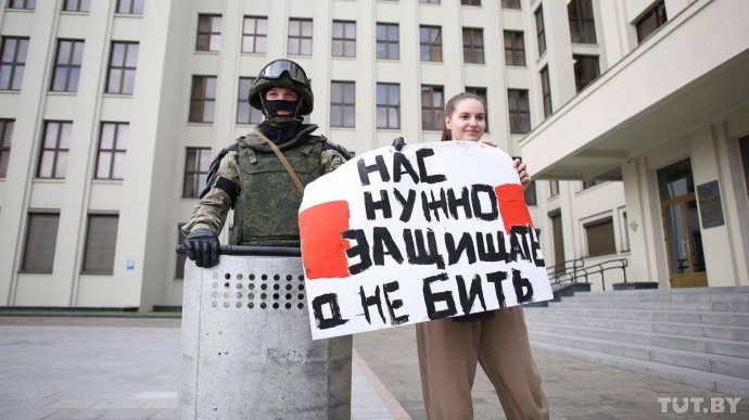 В центре Минска протестующие встретились лицом к лицу с кордоном военных