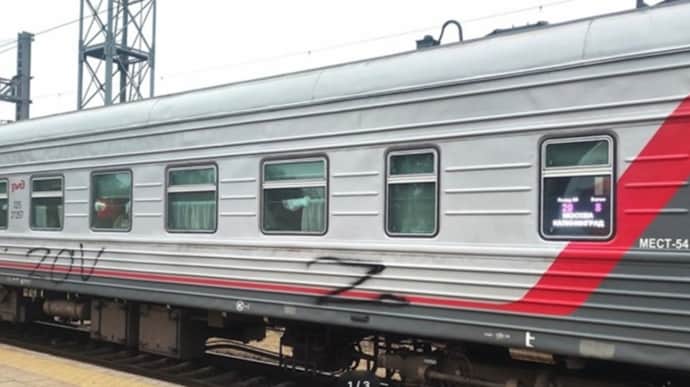 Lithuanian border guards force Russian conductors to erase letter Z from train carriage – photo