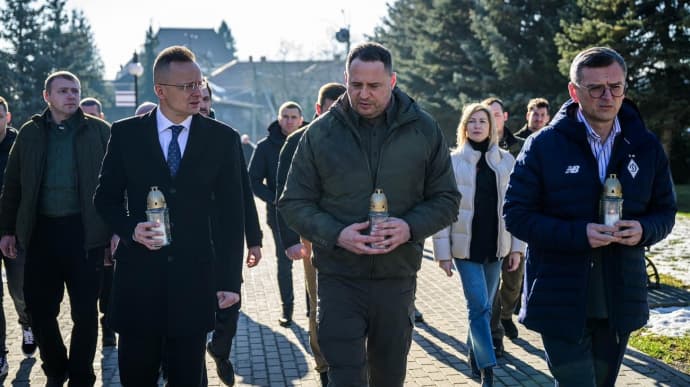 Hungarian Foreign Minister pays tribute to fallen Ukrainian defenders ahead of Uzhhorod talks – video