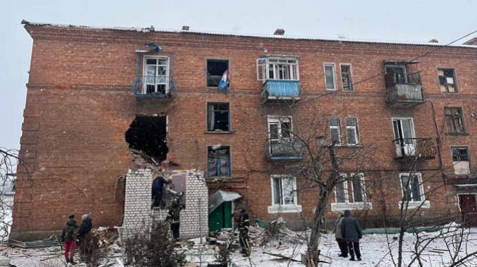 Russians strike Kupiansk: residential building hit, civilians killed and injured – photo