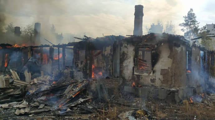 Россияне обстреляли Волчанск: загорелся дом с людьми внутри