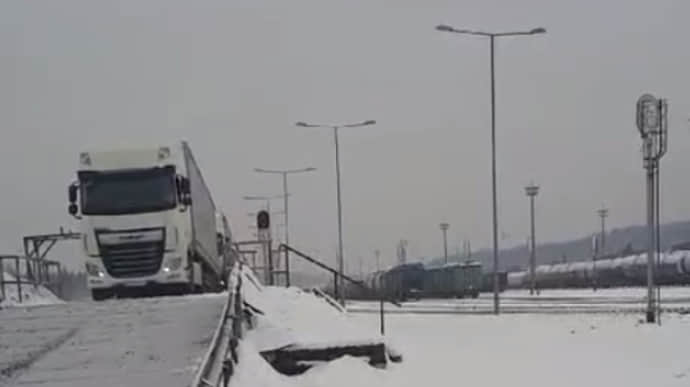 Партия грузовиков, которую везли по железной дороге, уже в Польше