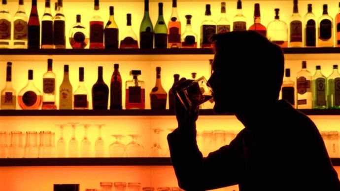 Дві третини українців вживають спиртне, 7% п’ють щотижня – опитування