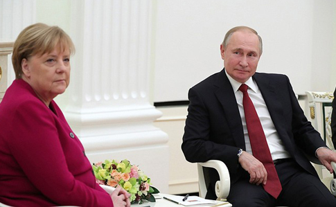 Меркель приїхала до Путіна поговорити про Норманді та Близький Схід 