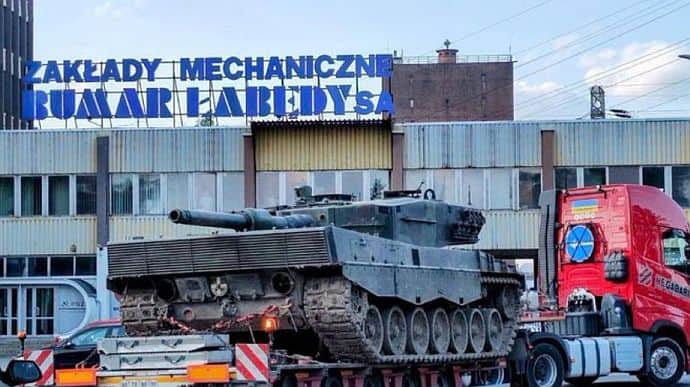 Service hub for Ukrainian Leopard tanks launched in Poland