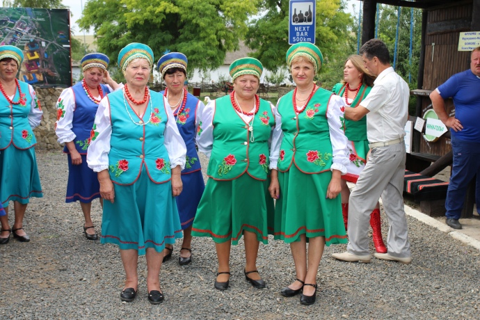 Туристов встречают в национальных костюмах народов Бессарабии.
