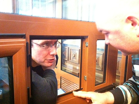 Луценко в суде по кассации сидит в стеклянной клетке