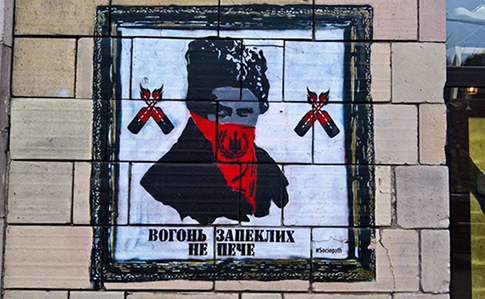 З фасаду магазину на Грушевського стерли ікони революції