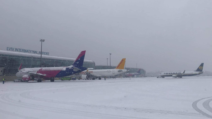 У львівському аеропорту через негоду скасували рейси, частина літаків приземлялися в Борисполі