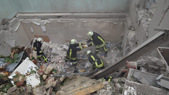 Ракетний удар по Львову: з-під завалів дістали тіло п'ятої жертви