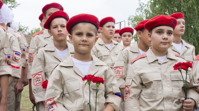 В Луганской области оккупанты готовят к войне детей и шантажируют родных – Гайдай