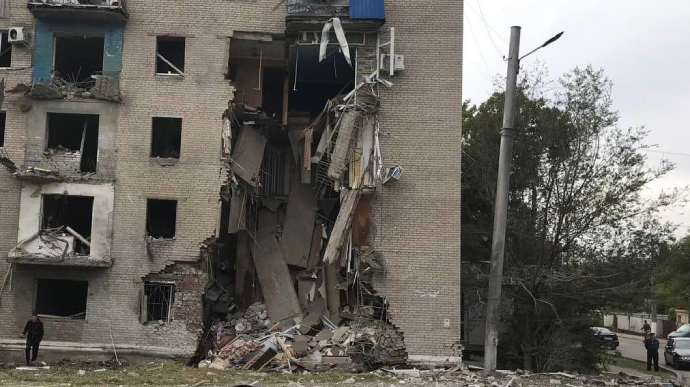 Оккупанты обстреливают Славянск: повреждена многоэтажка