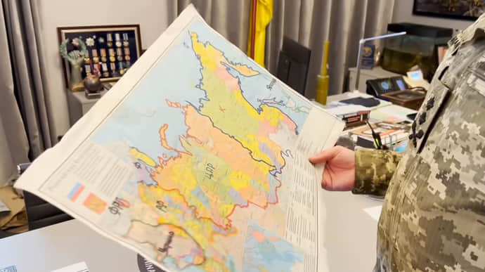 Притула продає на аукціоні карту Буданова із розділеною Росією