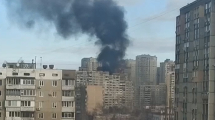 Российские оккупаты ударили по Киеву, горит на Троещине: ПВО сбили ракету 