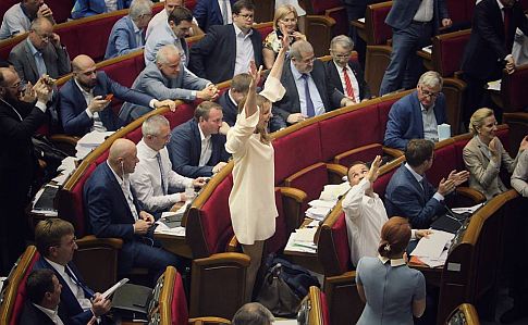 Депутаты просят отменить принятие закона о КС