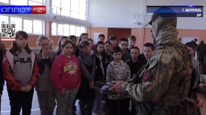 Окупанти в Маріуполі розповідають дітям, як з безпілотників б'ють по українцях